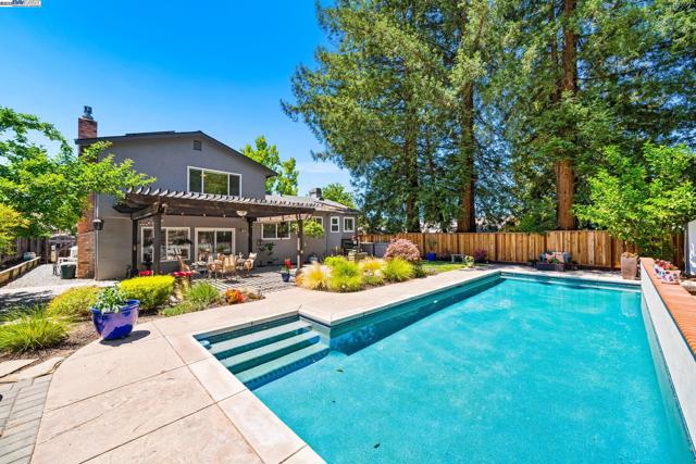 868 Madeira Dr, Pleasanton CA: https://media.crmls.org/mediaz/8bcb4801-461e-4fed-b9b3-ae838f122629.jpg