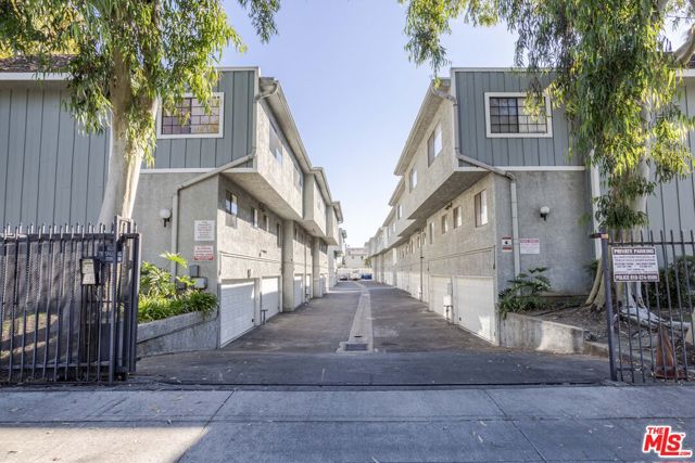9140 Burnet Avenue, North Hills CA: https://media.crmls.org/mediaz/8bcb4815-5174-4dda-a3b6-bafadafb365a.jpg