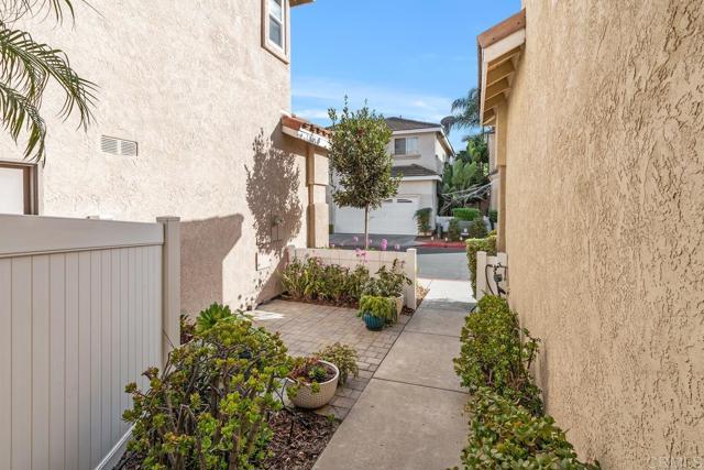 Detail Gallery Image 4 of 45 For 1847 Saint Lucia Way, Vista,  CA 92081 - 3 Beds | 2/1 Baths