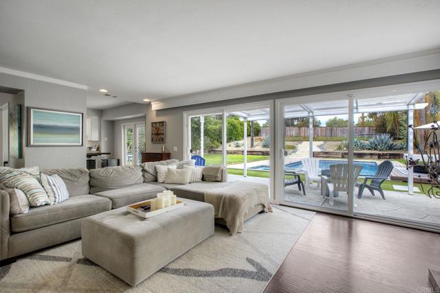 Detail Gallery Image 13 of 45 For 1207 Branding Iron Cir, Vista,  CA 92081 - 4 Beds | 3 Baths