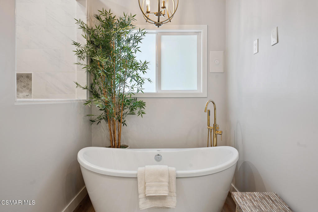 https://media.crmls.org/mediaz/8bcc713b-f127-4949-b9a3-a9665915d1c7.jpg?preset=X-Large