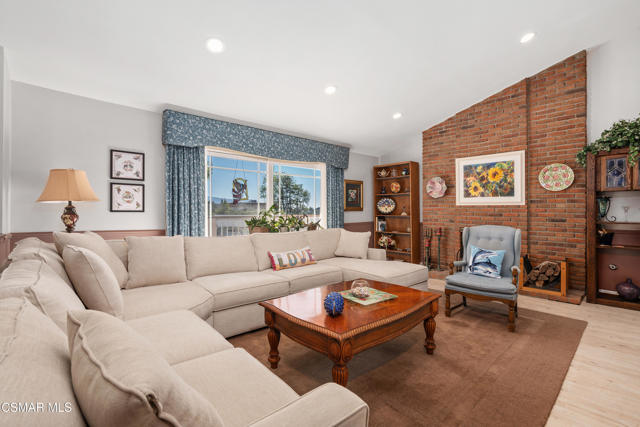 1455 Calle Colina, Thousand Oaks CA: https://media.crmls.org/mediaz/8bcc72ee-e2be-4e7a-8e96-49a630527180.jpg