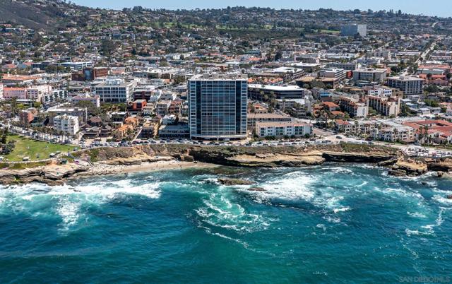 939 Coast Blvd, La Jolla CA: https://media.crmls.org/mediaz/8bccec16-83b5-42a1-8aaa-33e5cd1b2ea2.jpg