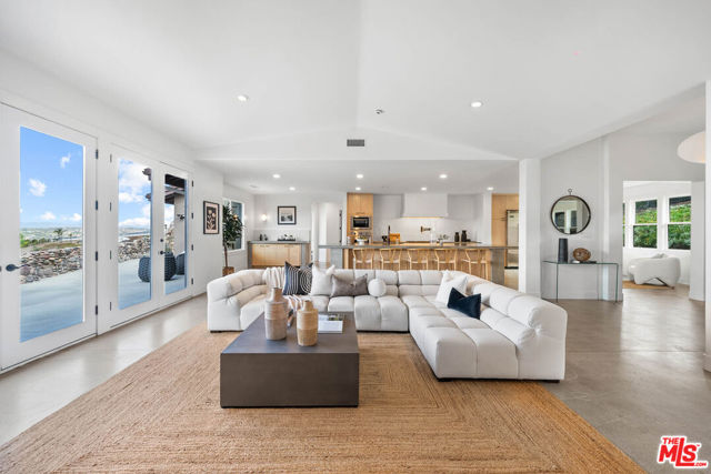 32070 Via Vera, Bonsall CA: https://media.crmls.org/mediaz/8bcd1e8d-5e43-46ba-969c-7cbe1e8a8253.jpg