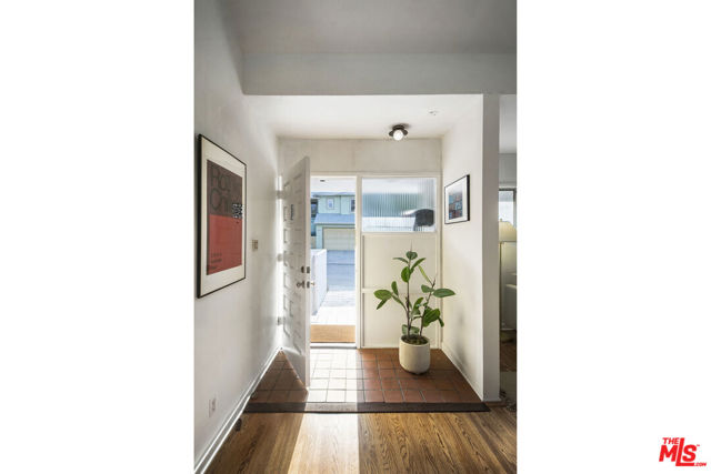 2316 Kenilworth Avenue, Los Angeles CA: https://media.crmls.org/mediaz/8bcd4735-cc9a-48cd-9105-52b58b6a085d.jpg