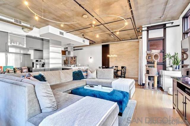877 Island Ave, San Diego CA: https://media.crmls.org/mediaz/8bcd62db-6939-4fe1-8582-ae6811fa15f1.jpg