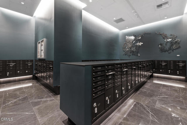 400 S Broadway, Los Angeles CA: https://media.crmls.org/mediaz/8bcd7385-0338-482a-9d12-446155688e13.jpg