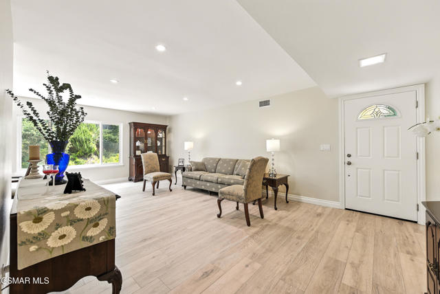 2063 Woodglen Street, Simi Valley CA: https://media.crmls.org/mediaz/8bcdaa05-d1b5-436c-8d93-78522baed0f9.jpg