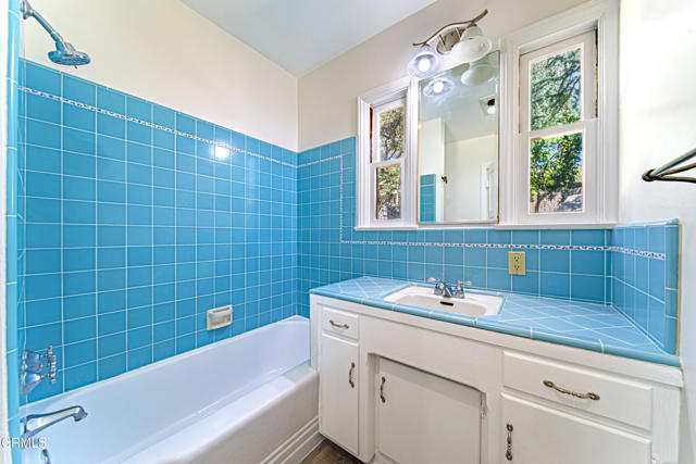 5028 El Adobe Lane, La Crescenta CA: https://media.crmls.org/mediaz/8bcdc18b-272d-47d1-94f9-e58bb40eb8f0.jpg