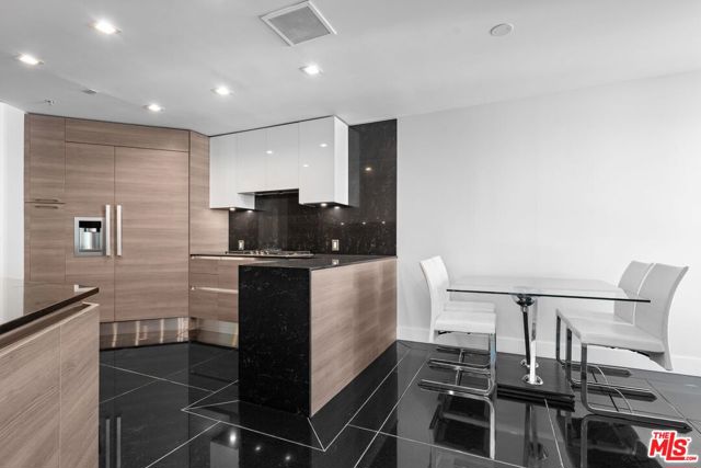10490 Wilshire Boulevard, Los Angeles CA: https://media.crmls.org/mediaz/8bce8392-b161-438a-a19e-1ac107b03e0f.jpg