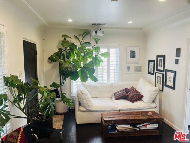 8916 Cadillac Avenue, Los Angeles CA: https://media.crmls.org/mediaz/8bcee9c0-9de8-4b2e-a752-b7736390a327.jpg