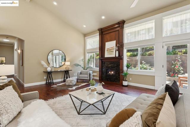 3244 Ridgeview PL, Hayward CA: https://media.crmls.org/mediaz/8bd06238-226d-4d3f-9554-b2a2e46c1ef5.jpg