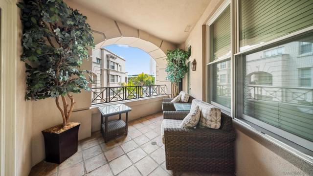 655 india St, San Diego CA: https://media.crmls.org/mediaz/8bd09732-9396-48b1-b0c5-333741e0dece.jpg