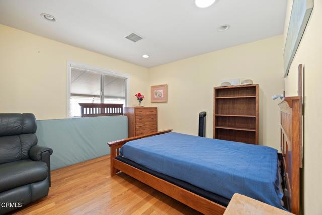 142 Poinsettia Gardens Drive, Ventura CA: https://media.crmls.org/mediaz/8bd176bc-7c1e-44cc-92fe-aeb84664b2da.jpg