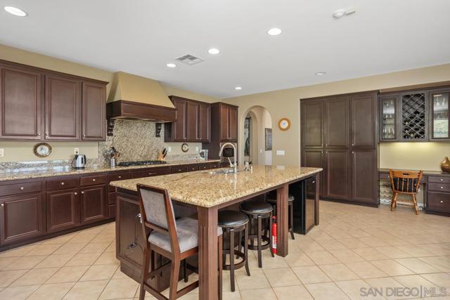 5029 Medalist Ct, Oceanside CA: https://media.crmls.org/mediaz/8bd1f997-e4a9-466f-8ea1-88b61919d939.jpg
