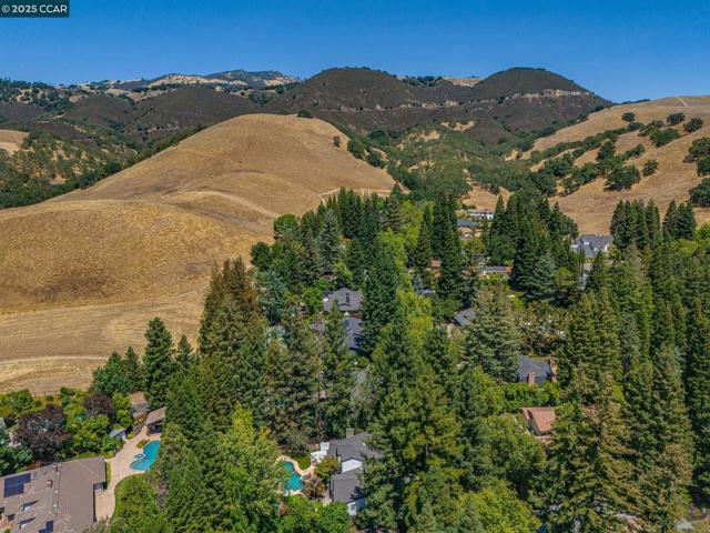 2145 Deer Oak Way, Danville CA: https://media.crmls.org/mediaz/8bd2df2d-7baa-4208-8253-4f206320be5d.jpg