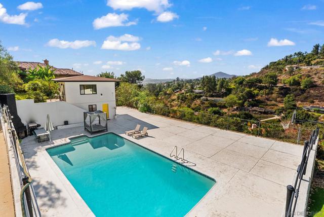 9586 Alto Dr, La Mesa CA: https://media.crmls.org/mediaz/8bd54c9d-cee3-420a-a9d7-25fbb111cff8.jpg