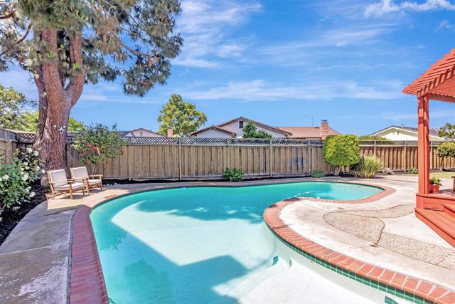 3335 Cornish Ct, Fremont CA: https://media.crmls.org/mediaz/8bd55654-047a-4a10-98e8-ad83a83c6599.jpg
