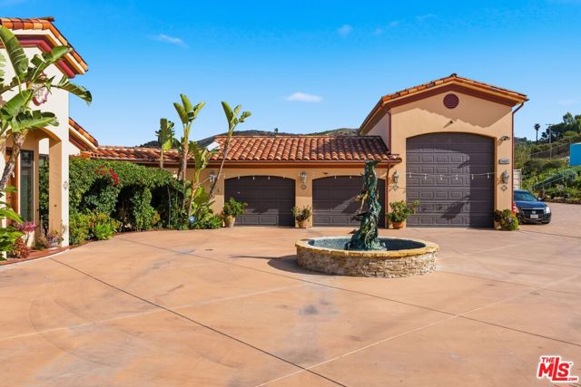 10825 Pacific View Drive, Malibu CA: https://media.crmls.org/mediaz/8bd5c728-9ed5-4675-8c18-8f70aa8306d2.jpg