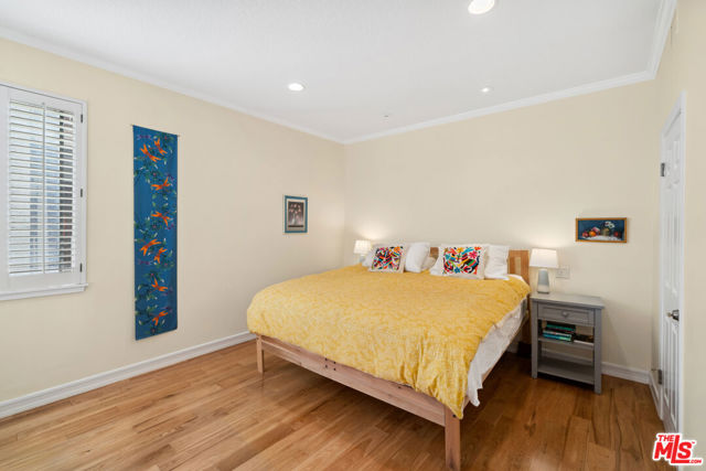 502 San Vicente Boulevard, Santa Monica CA: https://media.crmls.org/mediaz/8bd93e3d-ce37-4ed7-aa88-be7363f528eb.jpg