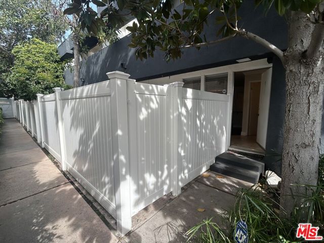 5142 Zelzah Avenue, Encino CA: https://media.crmls.org/mediaz/8bda05f9-7944-455f-8798-7d0d12fe537a.jpg