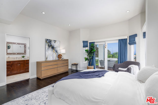 26743 Via Linda Street, Malibu CA: https://media.crmls.org/mediaz/8bda1a7c-d438-497a-befe-05cf1d4131f3.jpg