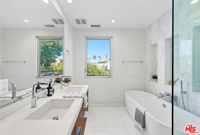 653 Oxford Ave, Venice CA: https://media.crmls.org/mediaz/8bdc007e-0951-4b1f-8271-f52fc2486ba7.jpg