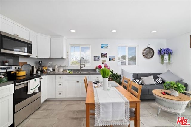 6763 Lurline Avenue, Winnetka CA: https://media.crmls.org/mediaz/8bdc9b0b-c126-4ee4-9281-561ae703446c.jpg