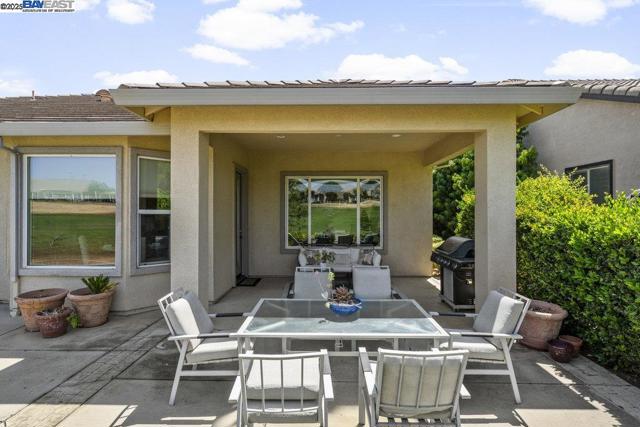 1123 Burghley Ln, Brentwood CA: https://media.crmls.org/mediaz/8bdd1ade-dd68-44fc-8f38-0e3cca40608f.jpg