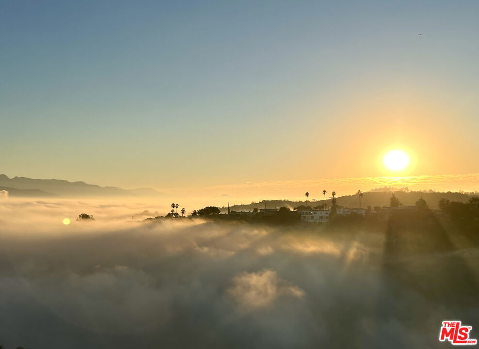 https://media.crmls.org/mediaz/8bde263e-37d5-4824-ae8f-c5a6c5368972.jpg?preset=X-Large