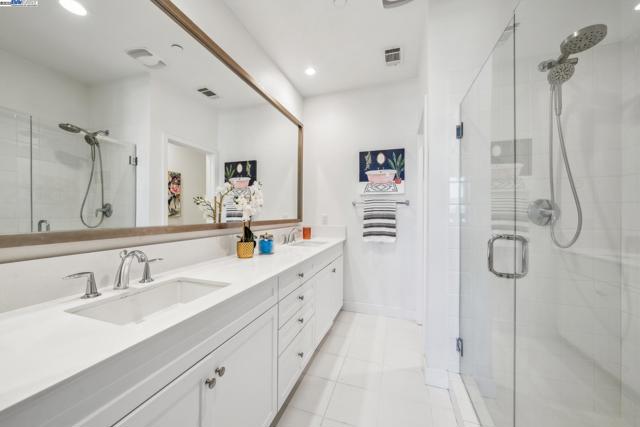 2110 Clement Ave, Alameda CA: https://media.crmls.org/mediaz/8bde425e-29f9-4999-a327-f44a9650ca3b.jpg