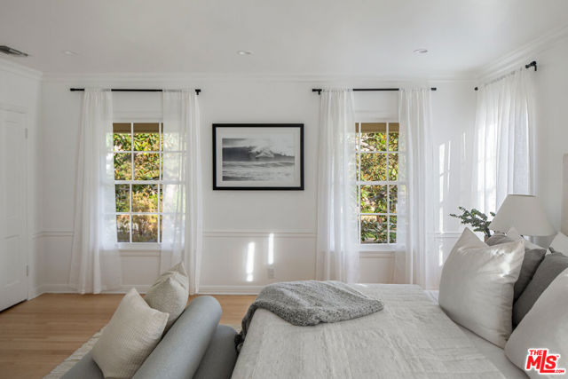 625 N Sierra Drive, Beverly Hills CA: https://media.crmls.org/mediaz/8bdecba2-05af-44f6-ad80-93e405431dc3.jpg