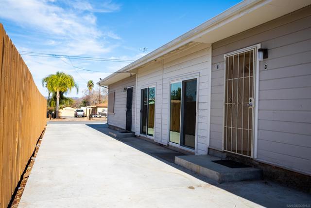 12643 Castle Court Dr, Lakeside CA: https://media.crmls.org/mediaz/8bdf4311-1ba1-462f-9c64-d4bc3481a3bb.jpg