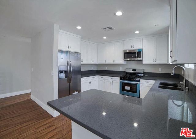 2303 Hauser Boulevard, Los Angeles CA: https://media.crmls.org/mediaz/8bdf4a42-499e-4636-a568-473c849cef9f.jpg