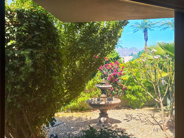 79455 Briarwood, La Quinta CA: https://media.crmls.org/mediaz/8be047f7-2b4b-4648-847d-07d81125628f.jpg
