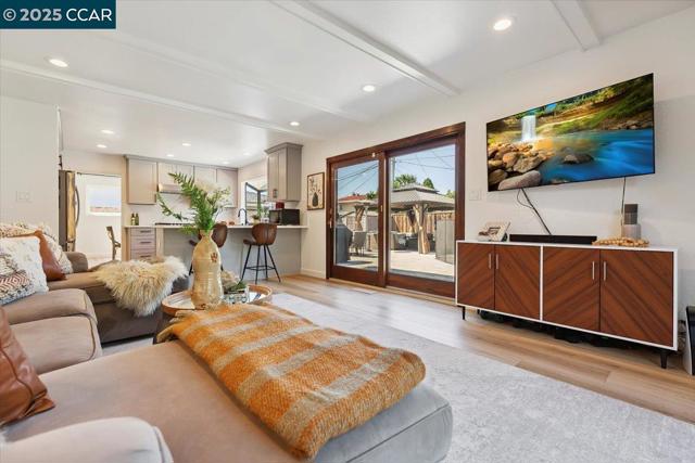 5179 Paul Scarlet Dr, Concord CA: https://media.crmls.org/mediaz/8be075aa-4eb4-4464-890a-10717735c502.jpg