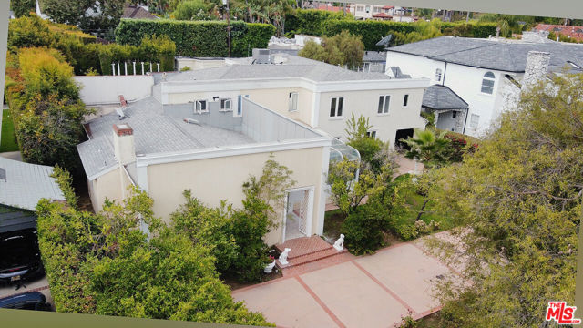 713 N Elm Drive, Beverly Hills CA: https://media.crmls.org/mediaz/8be10744-89f6-4881-a80f-8f067d130021.jpg