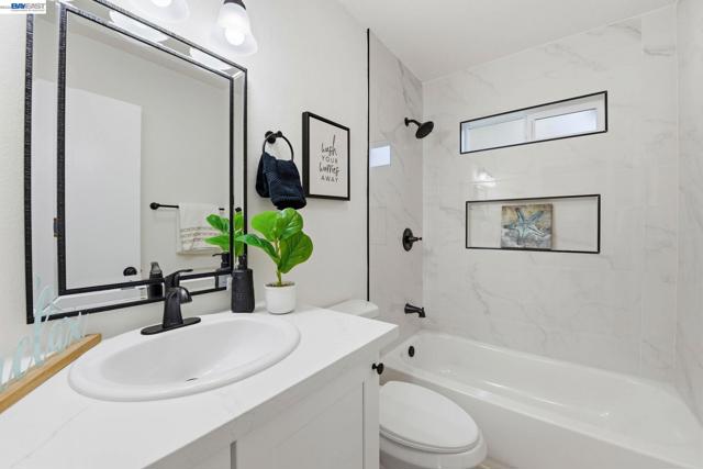 137 Tamarack Dr, Union City CA: https://media.crmls.org/mediaz/8be112f8-78bf-4e53-9b92-70e05ff6db96.jpg