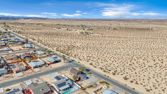 71915 Samarkand Drive, 29 Palms CA: https://media.crmls.org/mediaz/8be28998-5c2b-4c8f-a764-b2bbcacca889.jpg