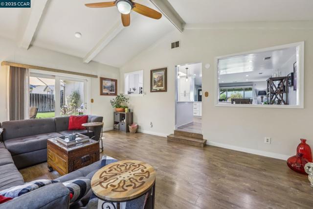 5521 Alaska Dr, Concord CA: https://media.crmls.org/mediaz/8be3ed9d-cfac-4c1e-937d-9dbb9a706b25.jpg