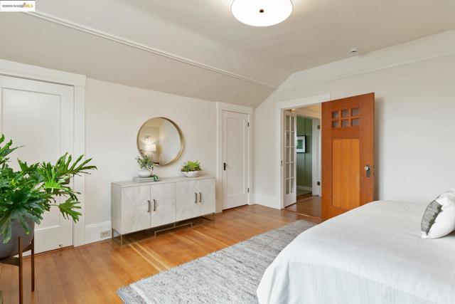 3860 Greenwood Ave, Oakland CA: https://media.crmls.org/mediaz/8be3f85e-067a-4cb4-8c2a-07561384e02f.jpg