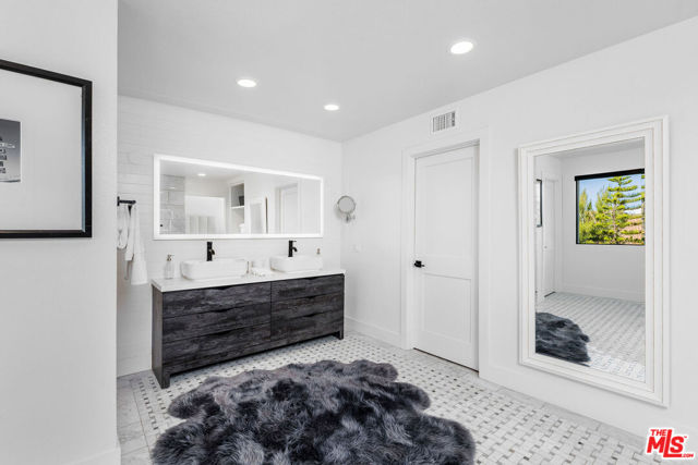 23458 W Moon Shadows Drive, Malibu CA: https://media.crmls.org/mediaz/8be498f5-1d9a-469d-9c72-8b1298226cce.jpg