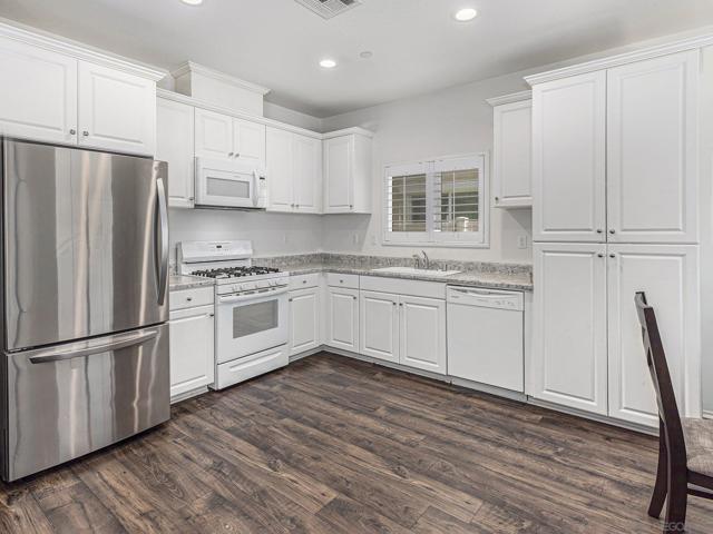 35406 Brown Galloway Ln, Fallbrook CA: https://media.crmls.org/mediaz/8be54d2c-63eb-417c-b359-0643cb298783.jpg