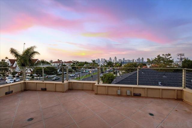 411 Orange Ave, Coronado CA: https://media.crmls.org/mediaz/8be55774-ab81-4df3-8441-d6df3b0c3113.jpg