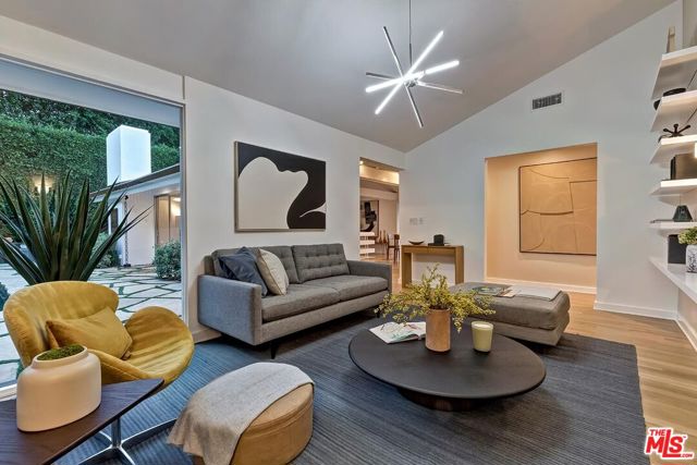 9316 Beverly Crest Drive, Beverly Hills CA: https://media.crmls.org/mediaz/8be694e6-9a86-4492-8907-4b7a553b4666.jpg