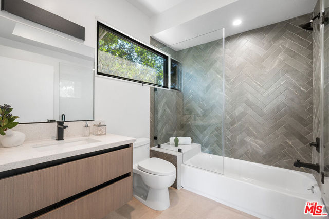 1016 N Martel Avenue, West Hollywood CA: https://media.crmls.org/mediaz/8be6fd3b-8e78-423d-adf0-cfff69ce1c4f.jpg