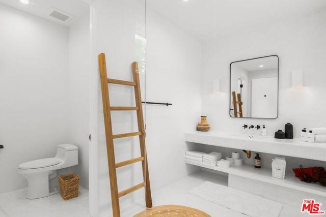 27405 Pacific Coast Highway, Malibu CA: https://media.crmls.org/mediaz/8be723e1-40ae-4dc1-a1e2-fdedd64f00da.jpg