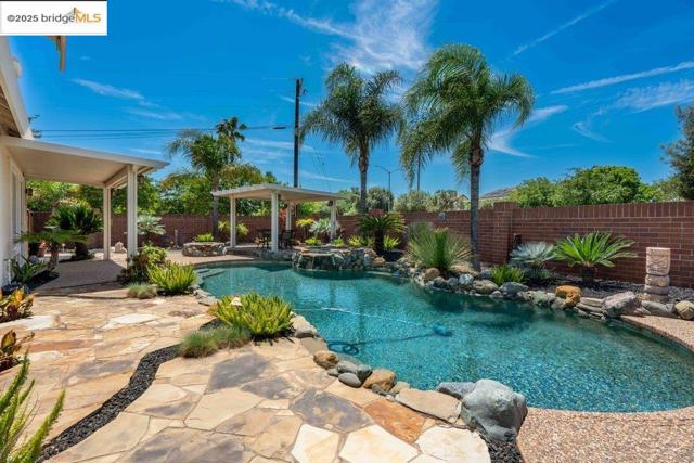 2981 Atherton Pl, Brentwood CA: https://media.crmls.org/mediaz/8be7c3ca-4f0d-43b1-b5bd-b5018b047d4c.jpg