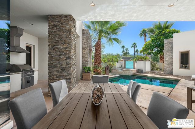 27 Ambassador Circle, Rancho Mirage CA: https://media.crmls.org/mediaz/8be859cf-12f6-4d92-9237-858944aa9284.jpg