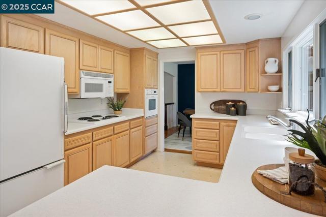 681 Rock Oak Rd, Walnut Creek CA: https://media.crmls.org/mediaz/8be90cca-436c-4cce-872c-60434e1b43a4.jpg